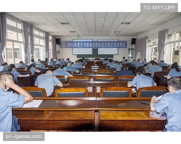 纪录片特写:跟拍一位聋哑人裁判,如何依靠助手协助执法涉及定位球的青少年比赛